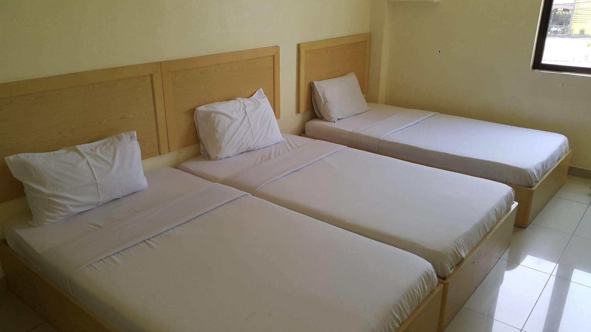 Oyo 301 River Inn Hotel Butterworth Exterior photo